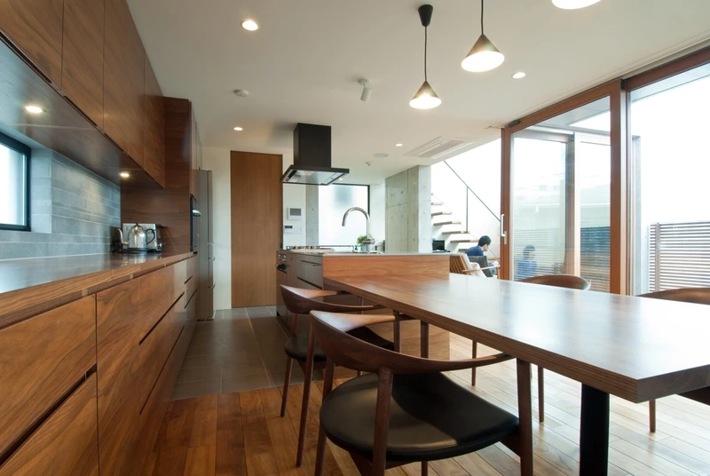 Giải pháp tinh tế cho tủ bếp gỗ óc chó nhà phố