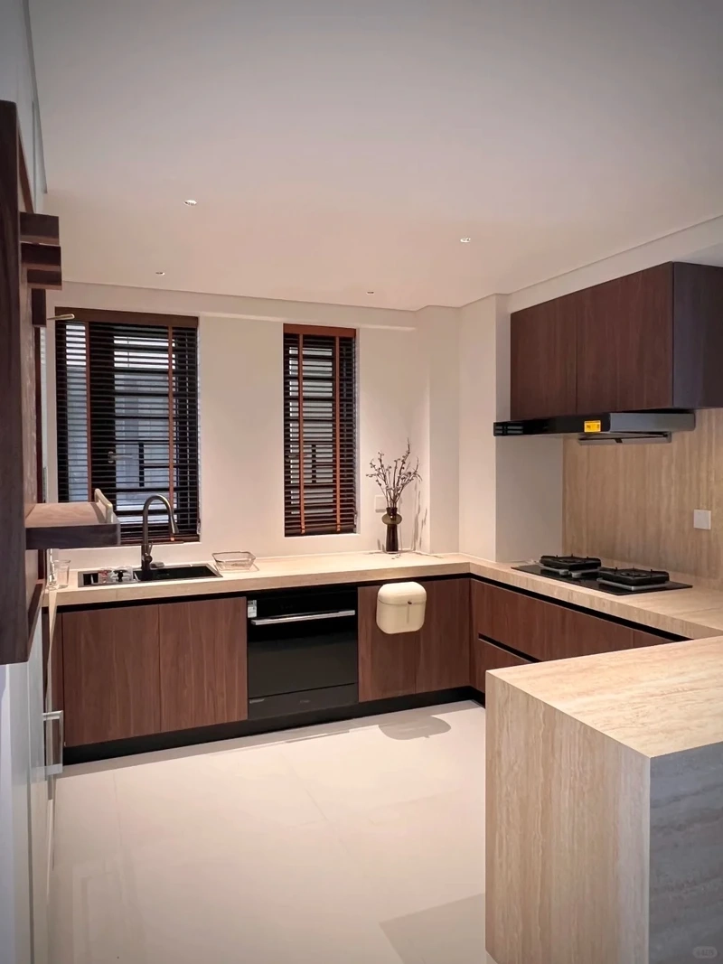 Thiết kế gọn gàng của tủ bếp gỗ óc chó chữ i