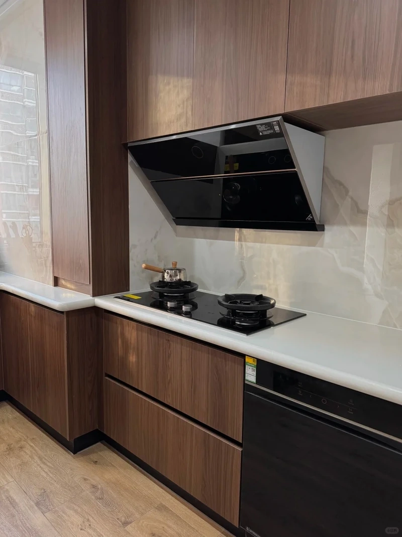 Đẳng cấp khác biệt với tủ bếp gỗ óc chó nhập khẩu