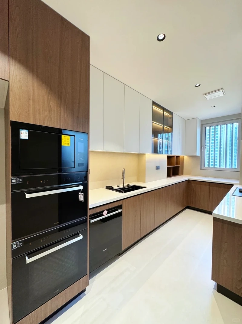 Giải pháp sang trọng từ tủ bếp gỗ óc chó cao cấp cho biệt thự