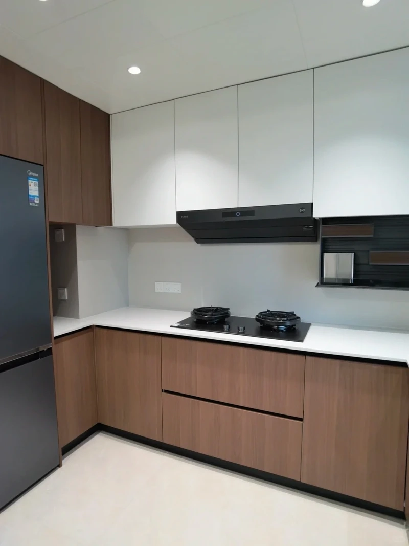 Nét tinh tế của tủ bếp gỗ óc chó tân cổ điển