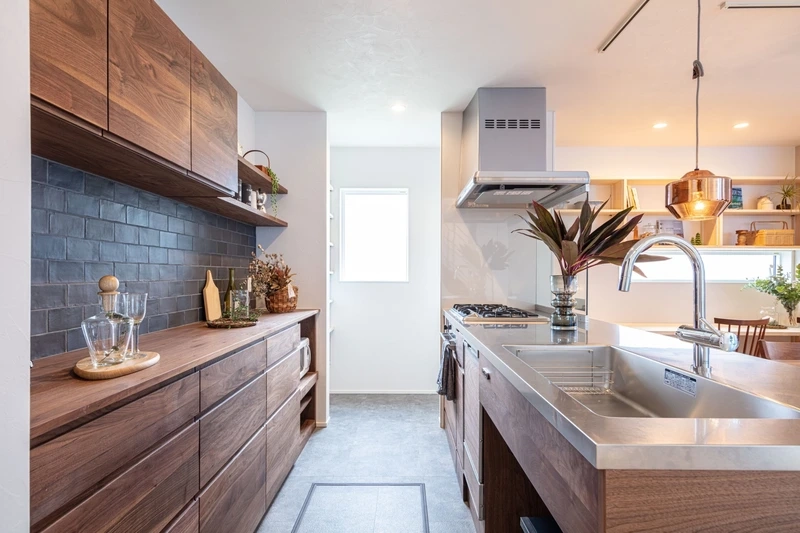 Tủ bếp gỗ tự nhiên là như thế nào?