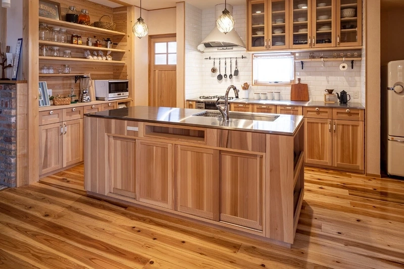 Bố trí linh hoạt cùng tủ bếp gỗ tự nhiên chữ L