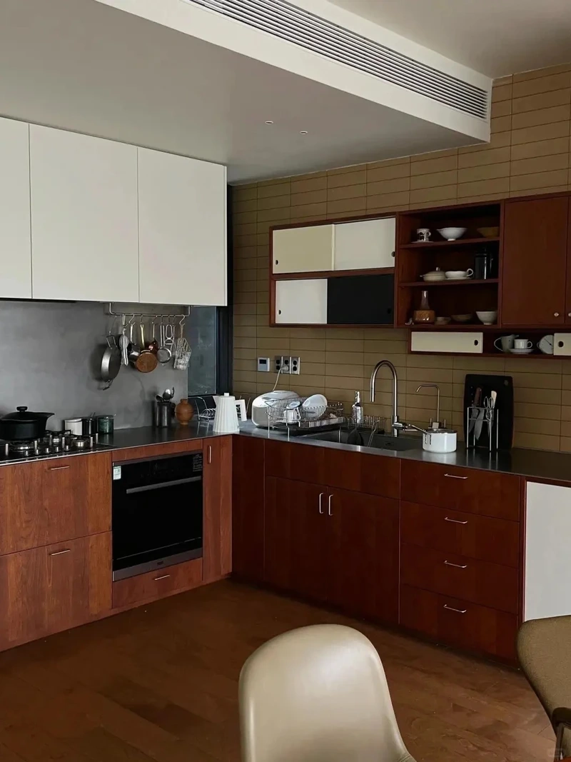 Nét quen thuộc từ tủ bếp gỗ xoan đào truyền thống