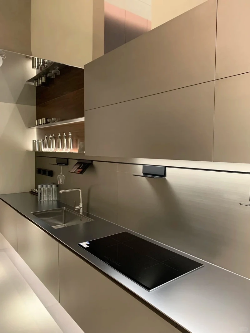 Không gian rộng rãi với tủ bếp inox chữ U