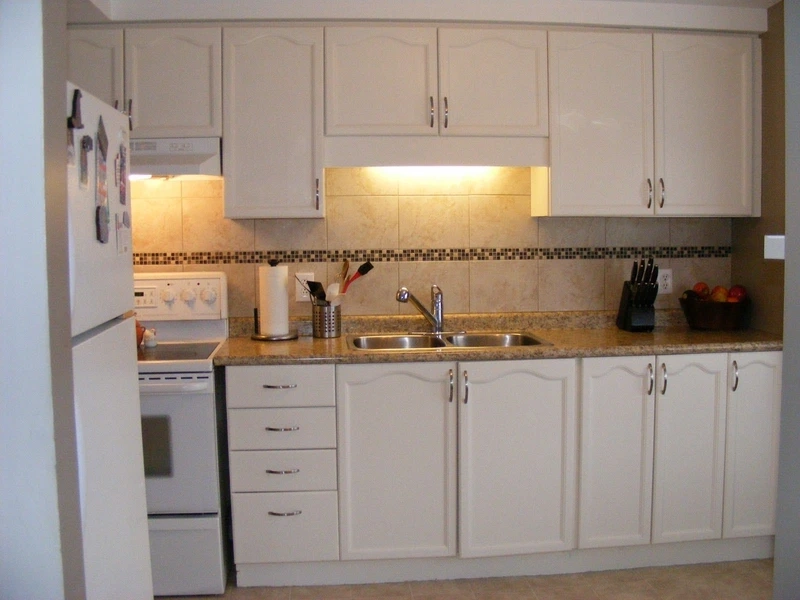 Thiết kế gọn gàng từ tủ bếp laminate chữ I