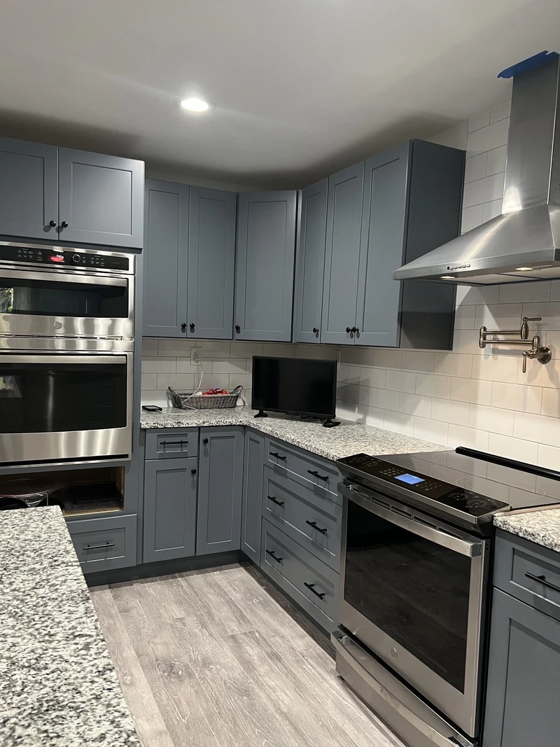 Chiều sâu ấn tượng của tủ bếp màu ghi đậm