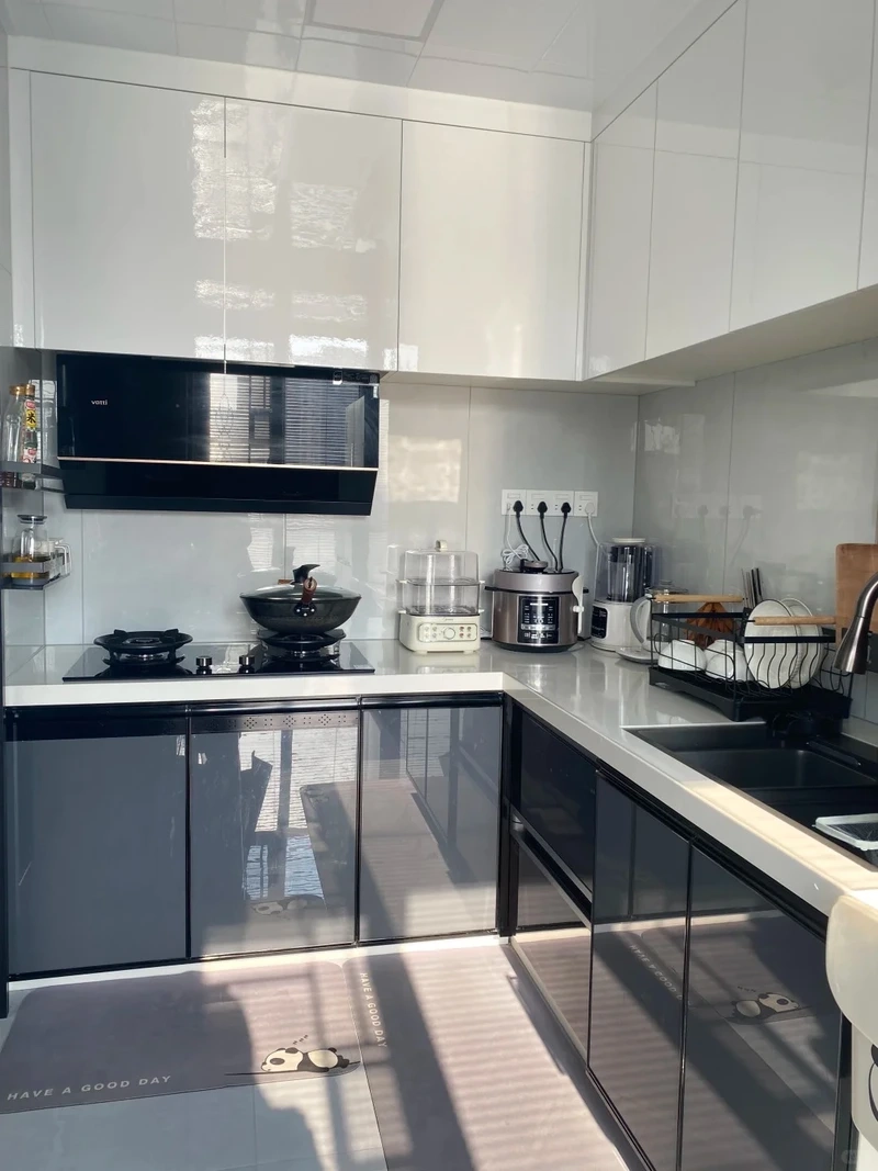 Vẻ đẹp tinh giản từ tủ bếp màu ghi tối giản