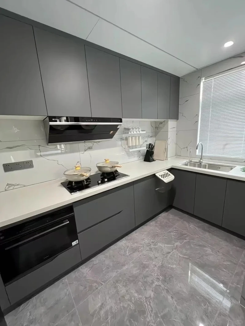 Lựa chọn lý tưởng cho tủ bếp màu ghi phù hợp nhà nhỏ