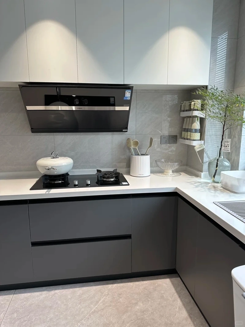 Tối đa diện tích với tủ bếp màu ghi tối ưu không gian