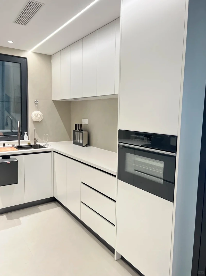 Giải pháp thẩm mỹ với thiết kế tủ bếp màu trắng