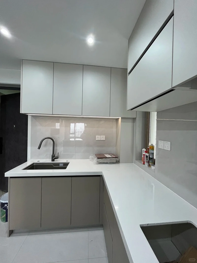 Thiết kế gọn gàng từ tủ bếp màu trắng chữ i