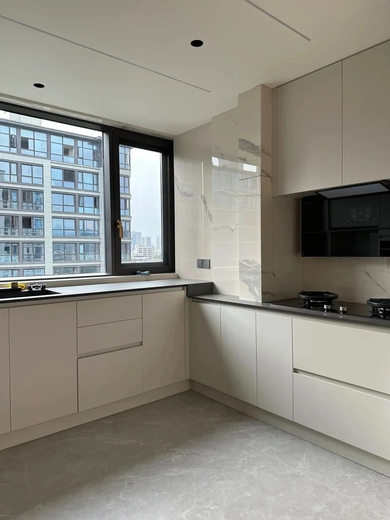 Phong cách nhẹ nhàng của tủ bếp màu trắng tối giản