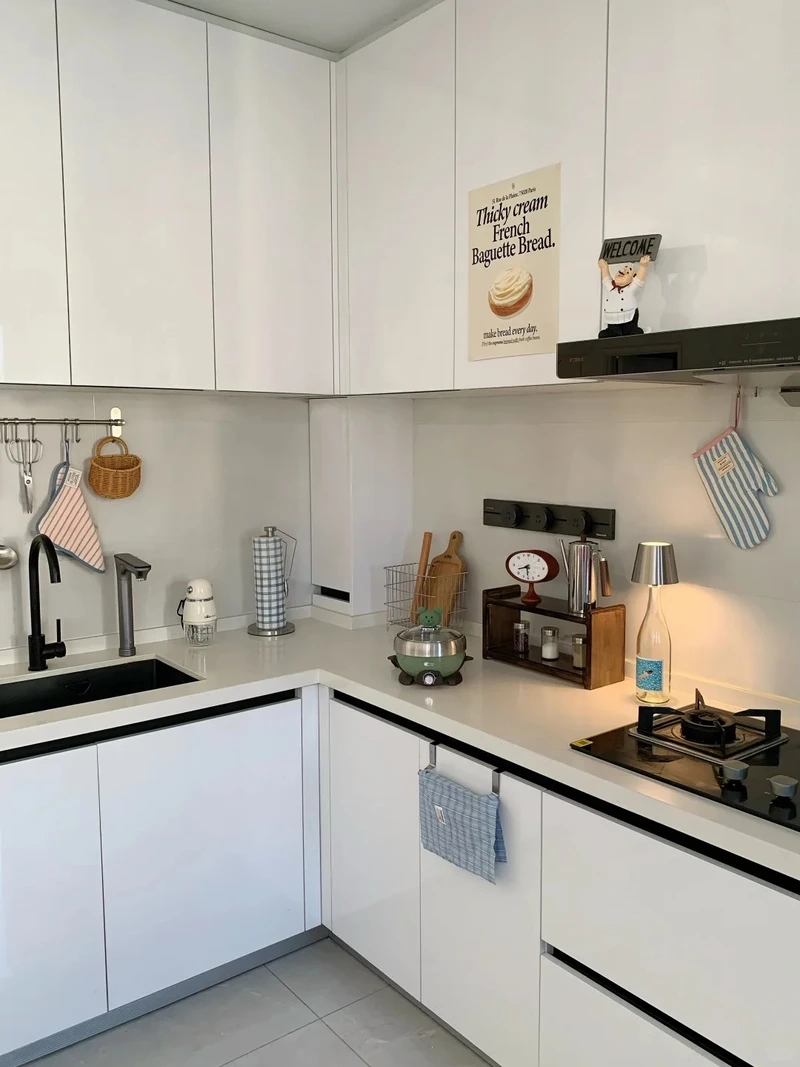 Không gian rộng mở với tủ bếp màu trắng chữ u