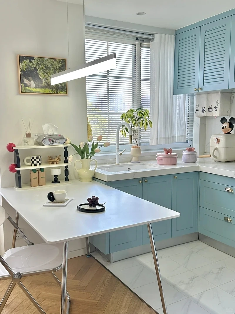 Sắc thái nhẹ nhàng của tủ bếp màu xanh pastel