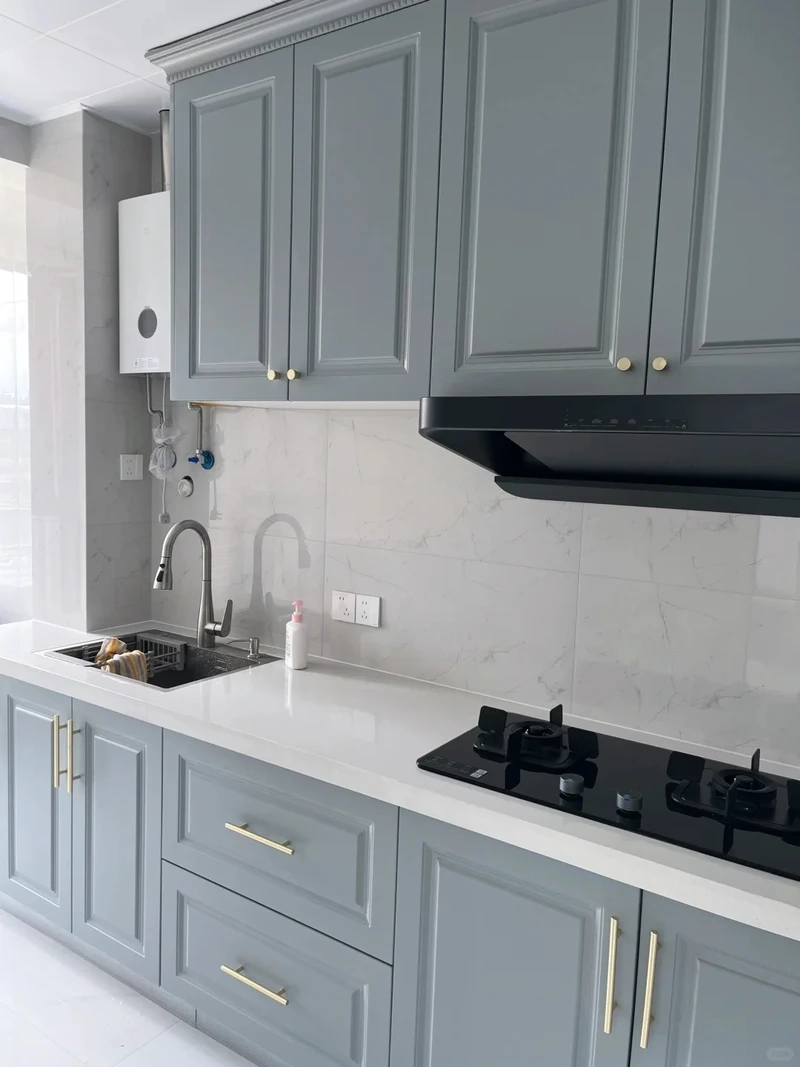 Tối ưu diện tích với tủ bếp màu xanh chung cư