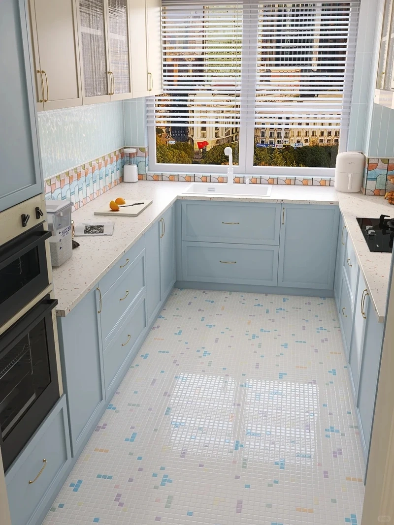 Không gian rộng rãi với tủ bếp màu xanh chữ U