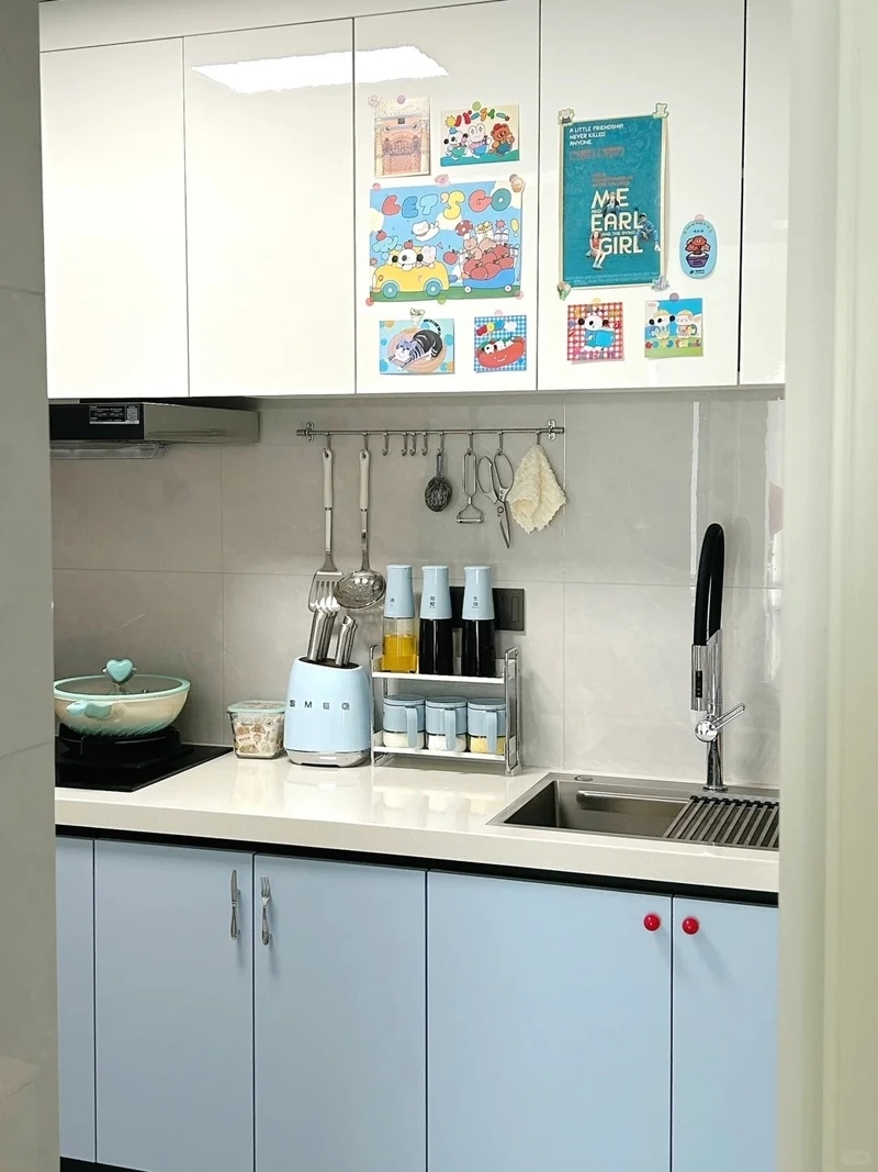 Vẻ đẹp tinh giản từ tủ bếp màu xanh tối giản