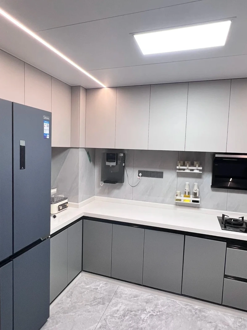 Không gian rộng rãi với tủ bếp melamine chữ U