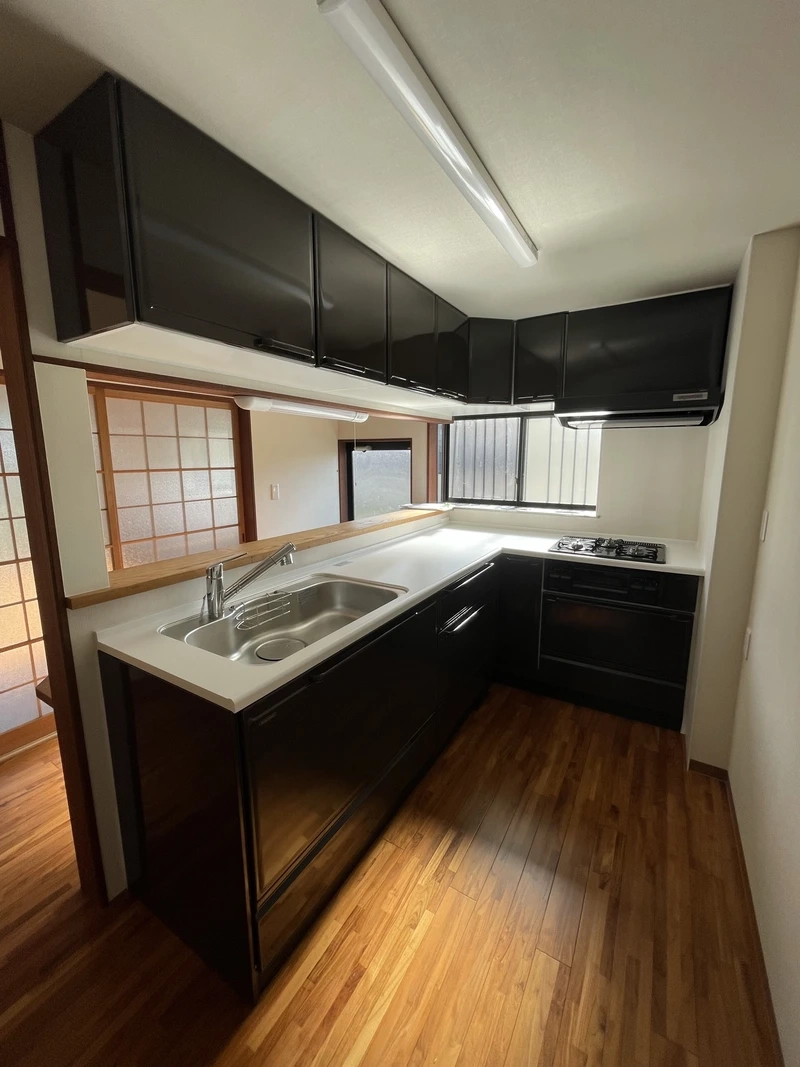 Không gian bếp sáng bừng với tủ bếp nhựa đẹp