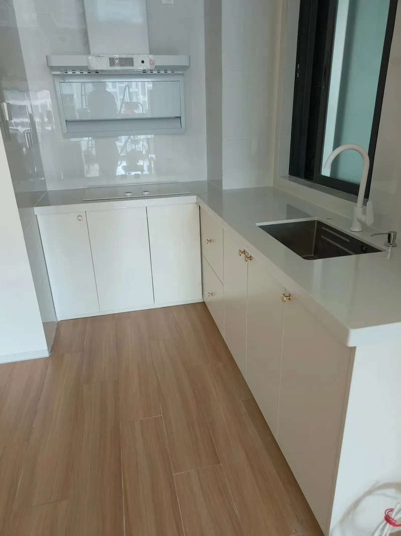 Không gian rộng rãi với tủ bếp nhựa chữ U