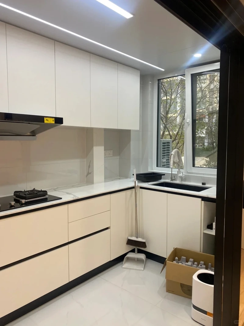 Phong cách nhẹ nhàng của tủ bếp nhựa tối giản