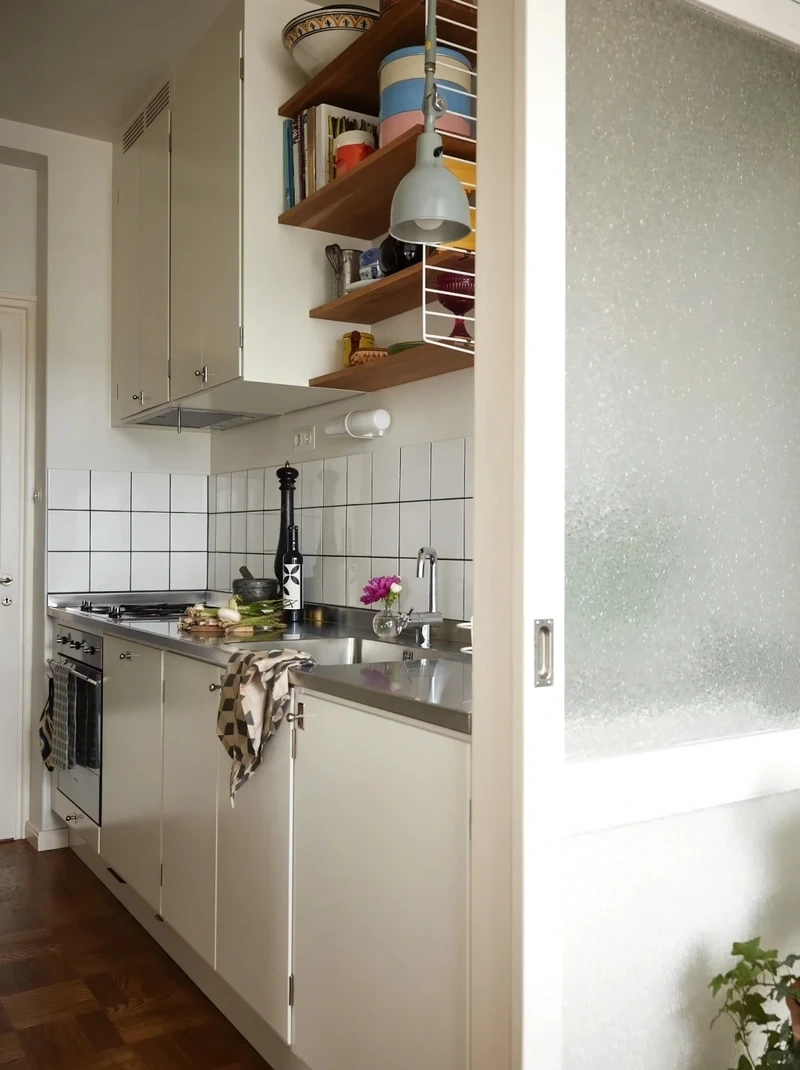 Bề mặt sang trọng của tủ bếp Picomat phủ acrylic