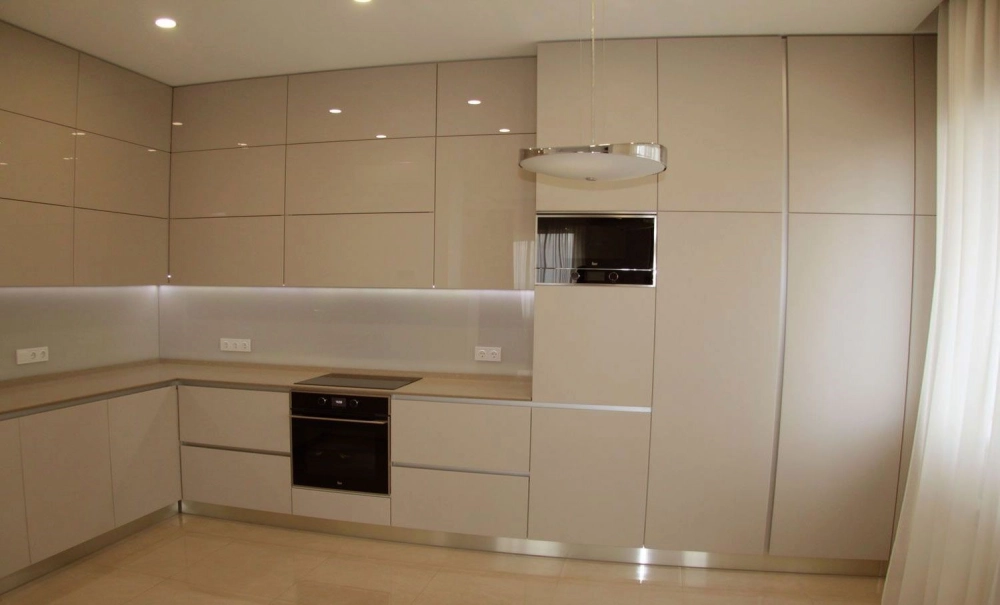 Tủ bếp acrylic màu be hiện đại bóng mịn