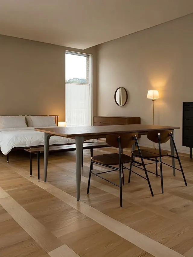 Bàn ăn gỗ sồi nga sơn màu trắng thanh lịch