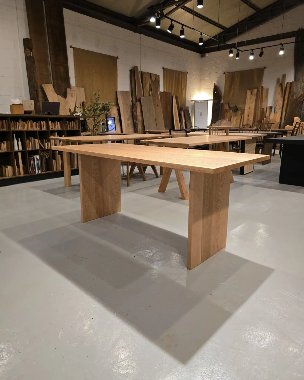 Bộ bàn ăn gỗ sồi màu tự nhiên phong cách tối giản