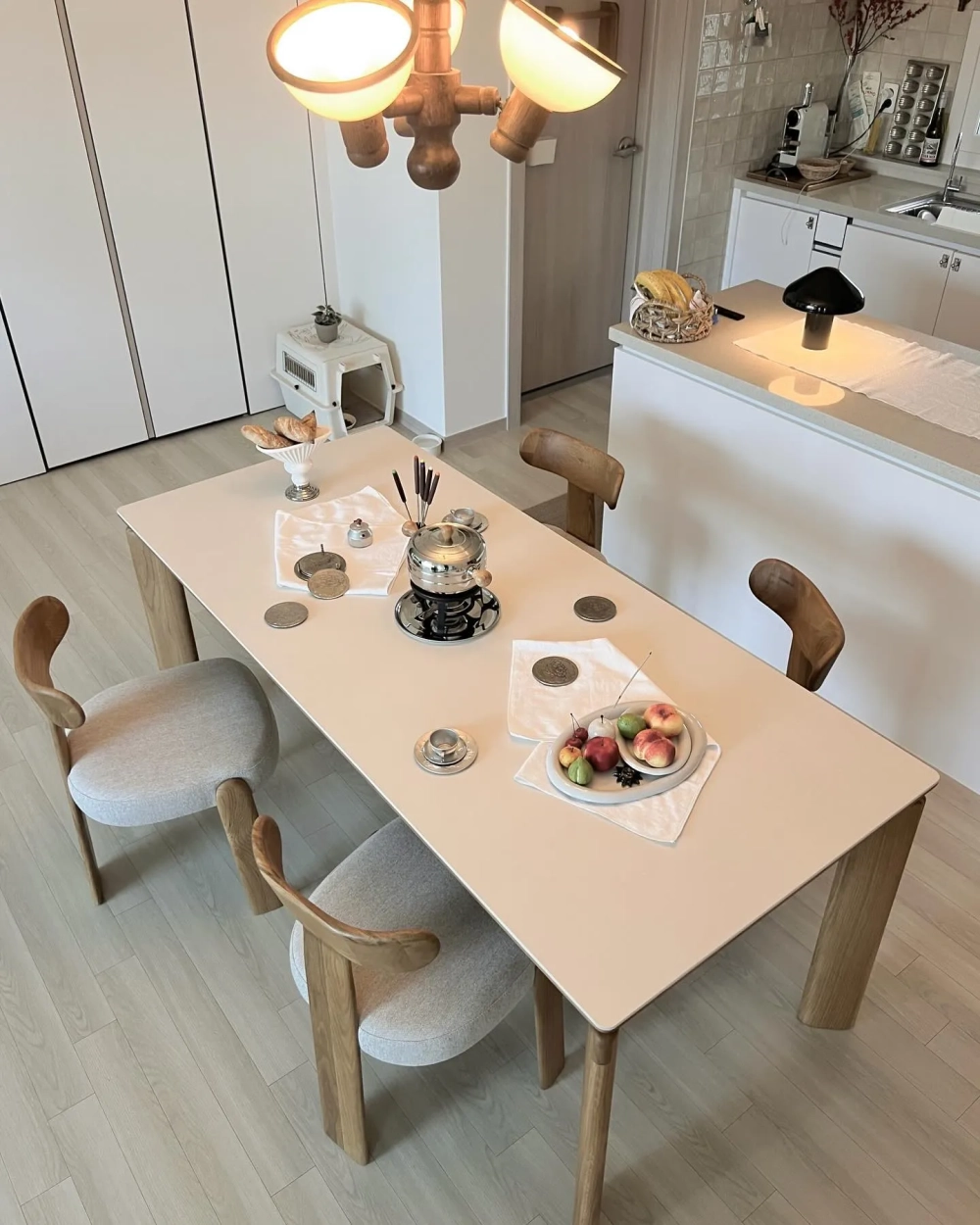 Ghế ăn gỗ sồi nga bọc nệm màu xám hiện đại