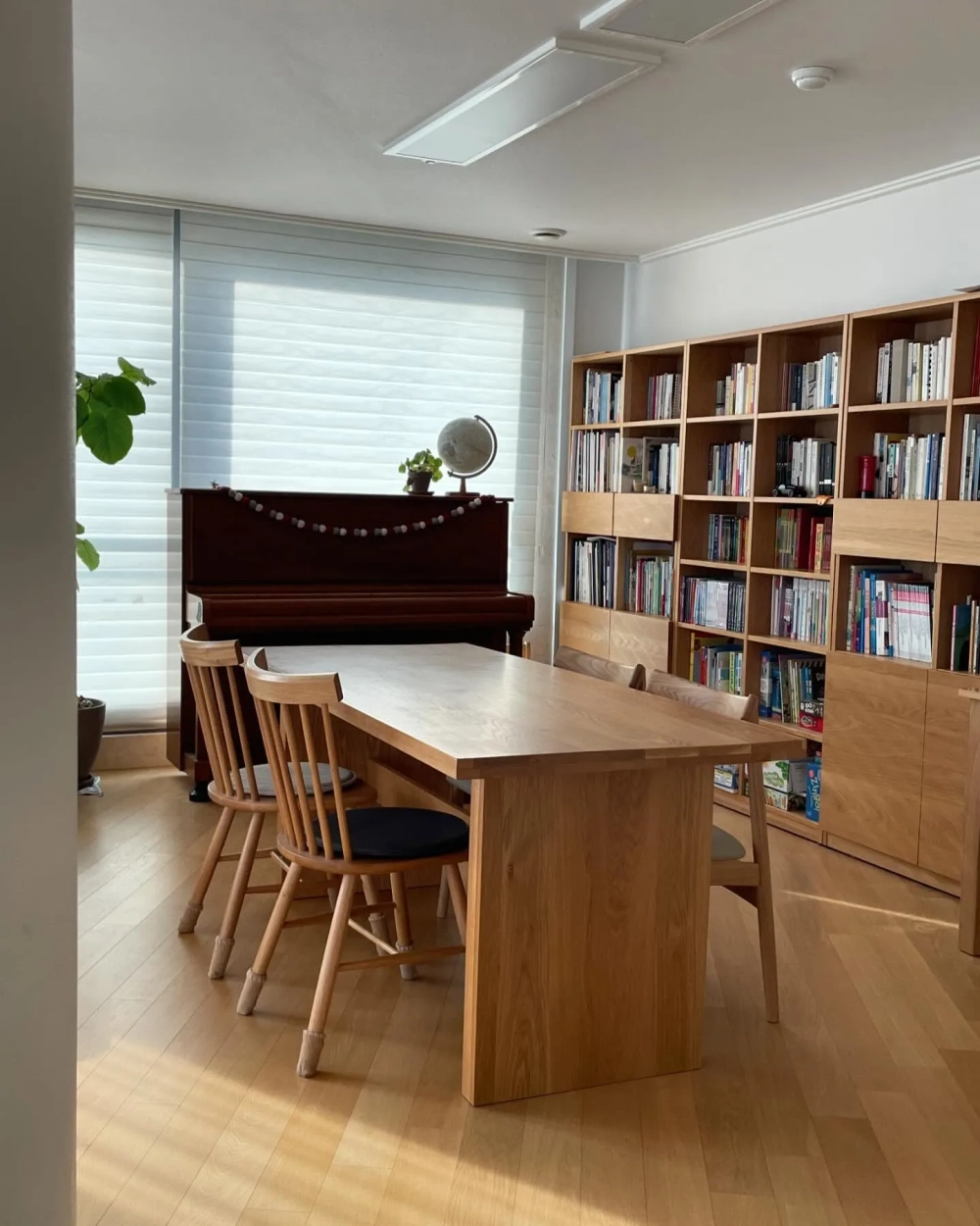 Cách phối màu thảm trải sàn cho bộ bàn ăn gỗ sồi tự nhiên