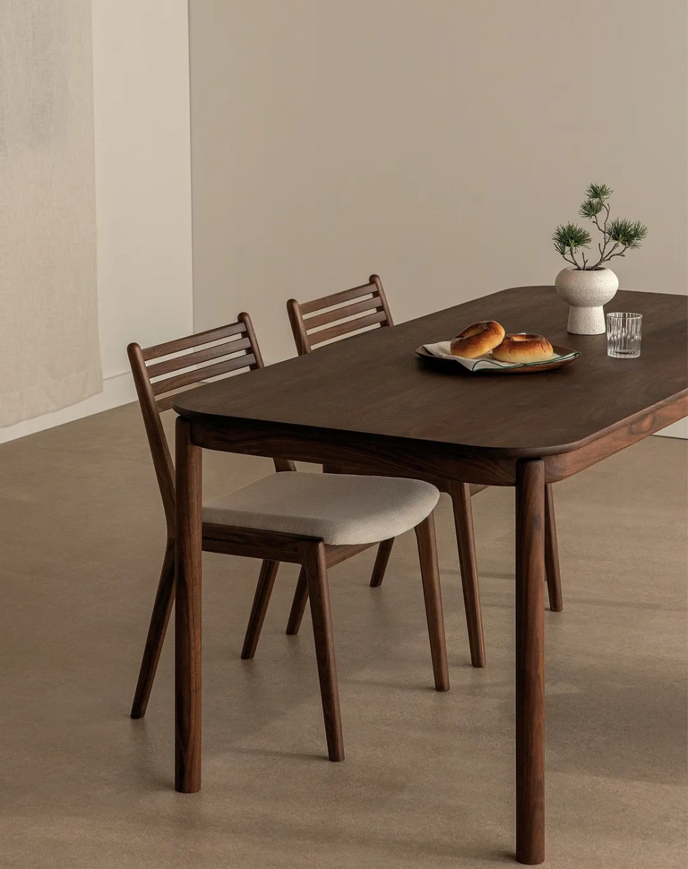 Bàn ăn gỗ sồi kết hợp ghế bọc da cao cấp