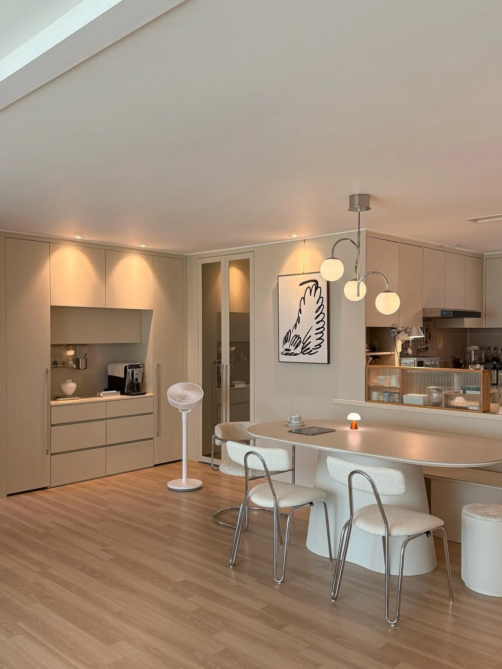 Bộ bàn ăn mặt đá Ceramic màu trắng chân mạ vàng cao cấp