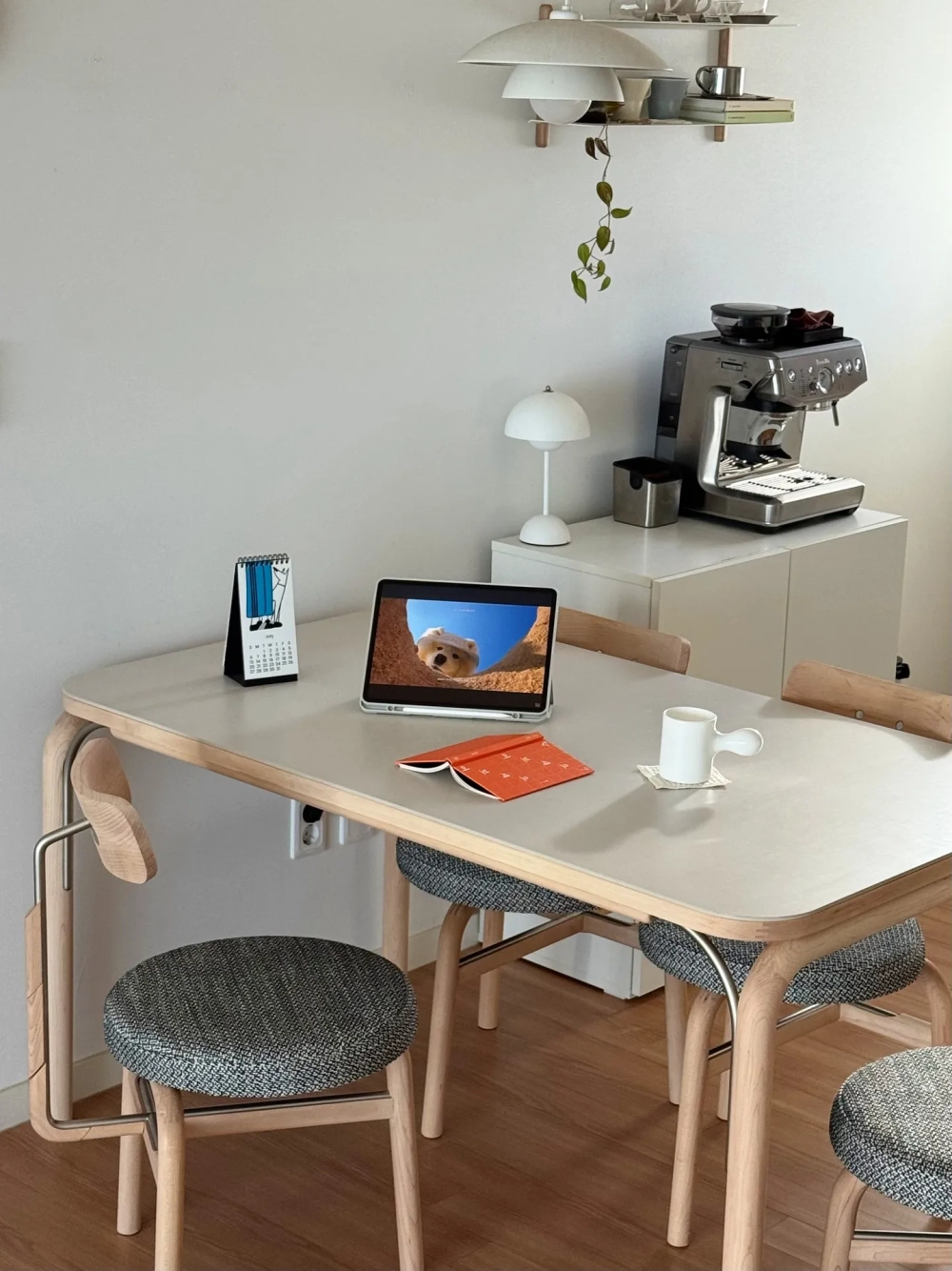 Bàn ăn mặt đá Ceramic chân gỗ sồi tự nhiên ấm cúng