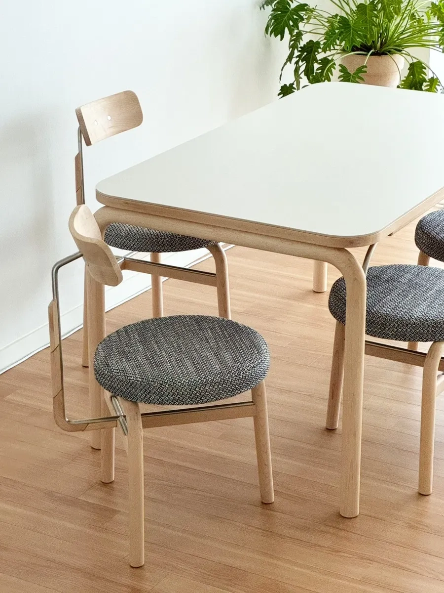 Cách bố trí bàn ăn mặt đá Ceramic chữ nhật trong phòng bếp hiện đại