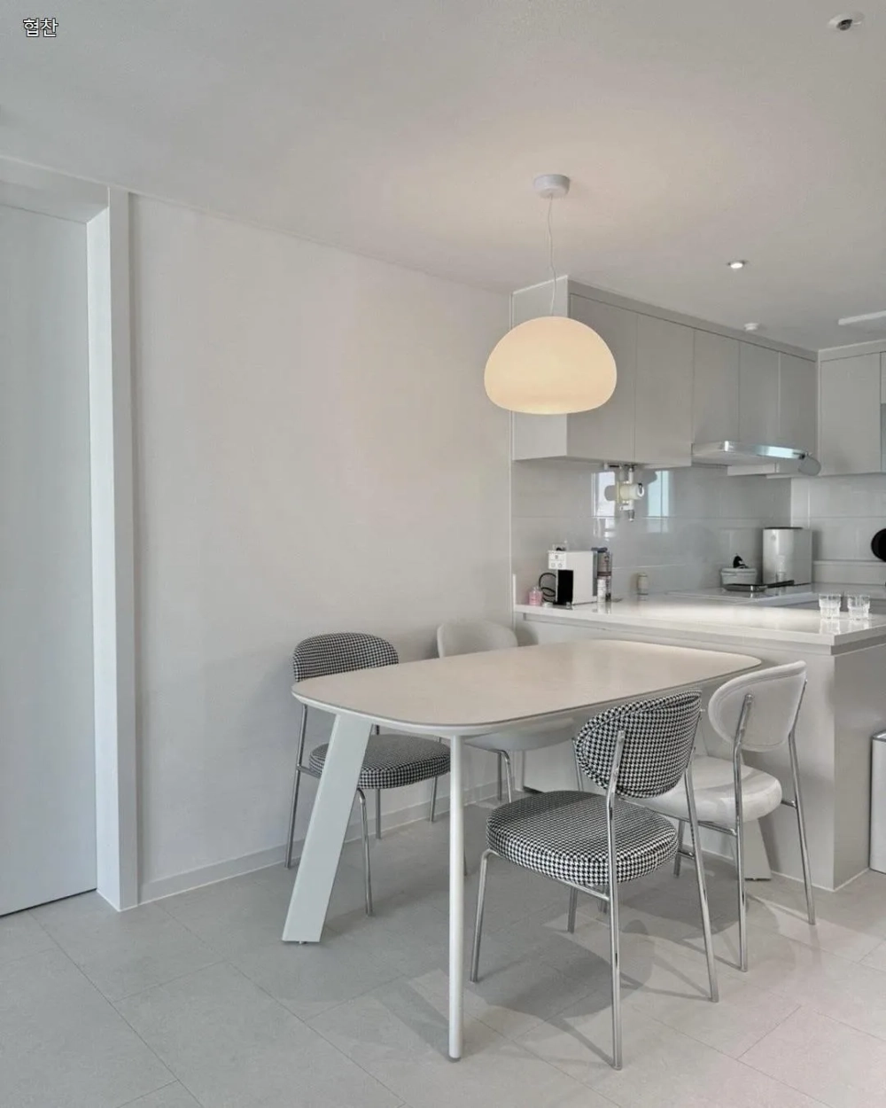 Bộ bàn ăn mặt đá Ceramic màu đen vân tia chớp cá tính