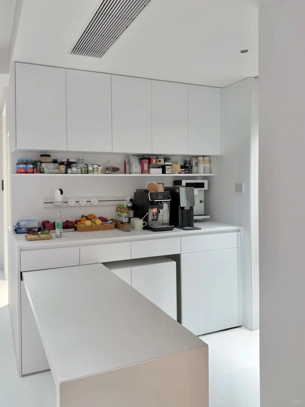 Cận cảnh hệ thống bánh xe và ray trượt của bàn ăn thông minh kéo dài