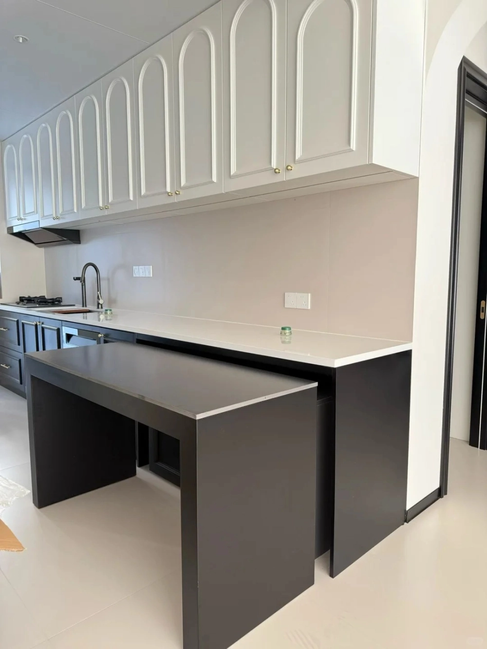 Mẫu bàn ăn gỗ tự nhiên tích hợp ray trượt mở rộng thông minh