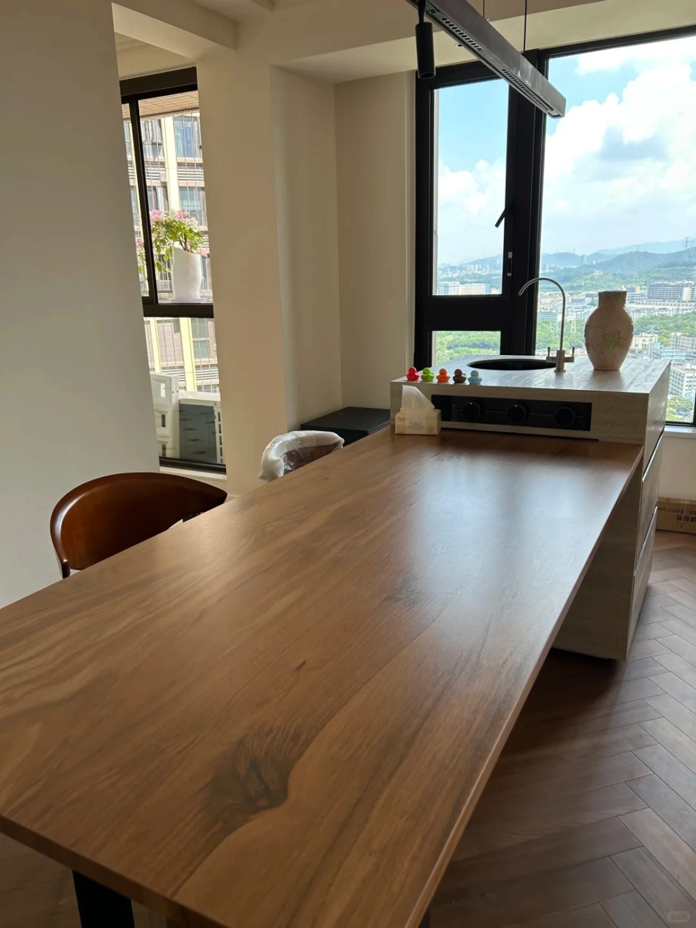 Chi tiết bề mặt bàn đảo bếp gỗ tự nhiên được xử lý chống thấm