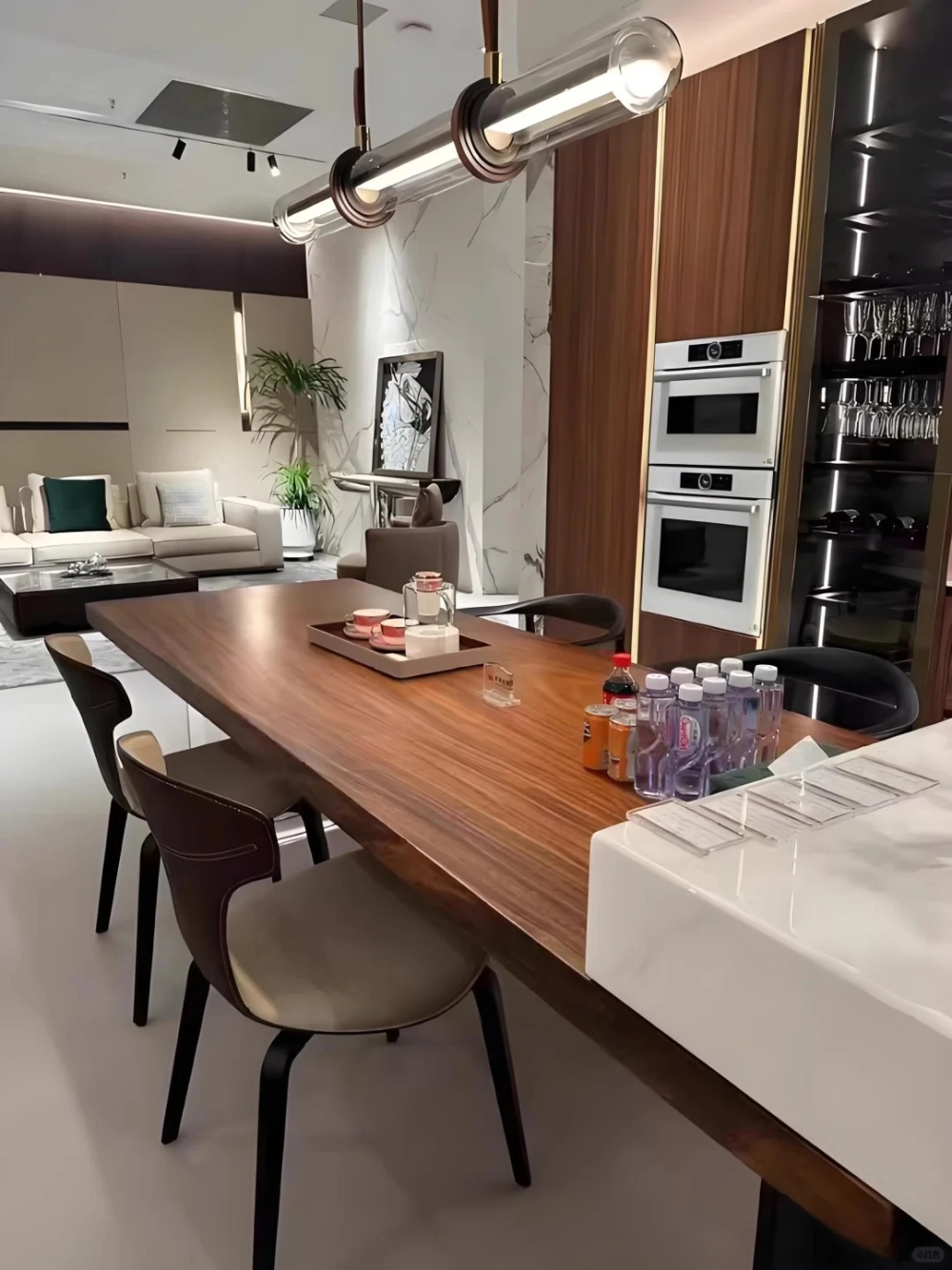 Bàn đảo bếp gỗ tự nhiên trang trí đèn thả trần lung linh