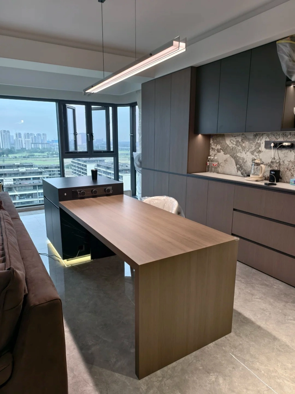 Bàn đảo bếp gỗ tự nhiên kiểu dáng hiện đại tích hợp bồn rửa