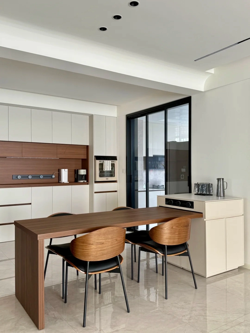 Không gian bếp ấm cúng với bàn đảo bếp gỗ tự nhiên nguyên khối