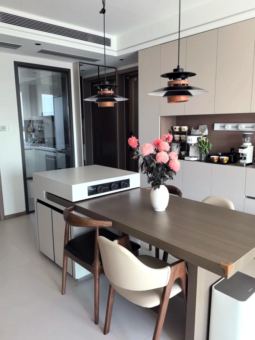 Bàn đảo bếp gỗ tự nhiên phong cách tân cổ điển quý phái