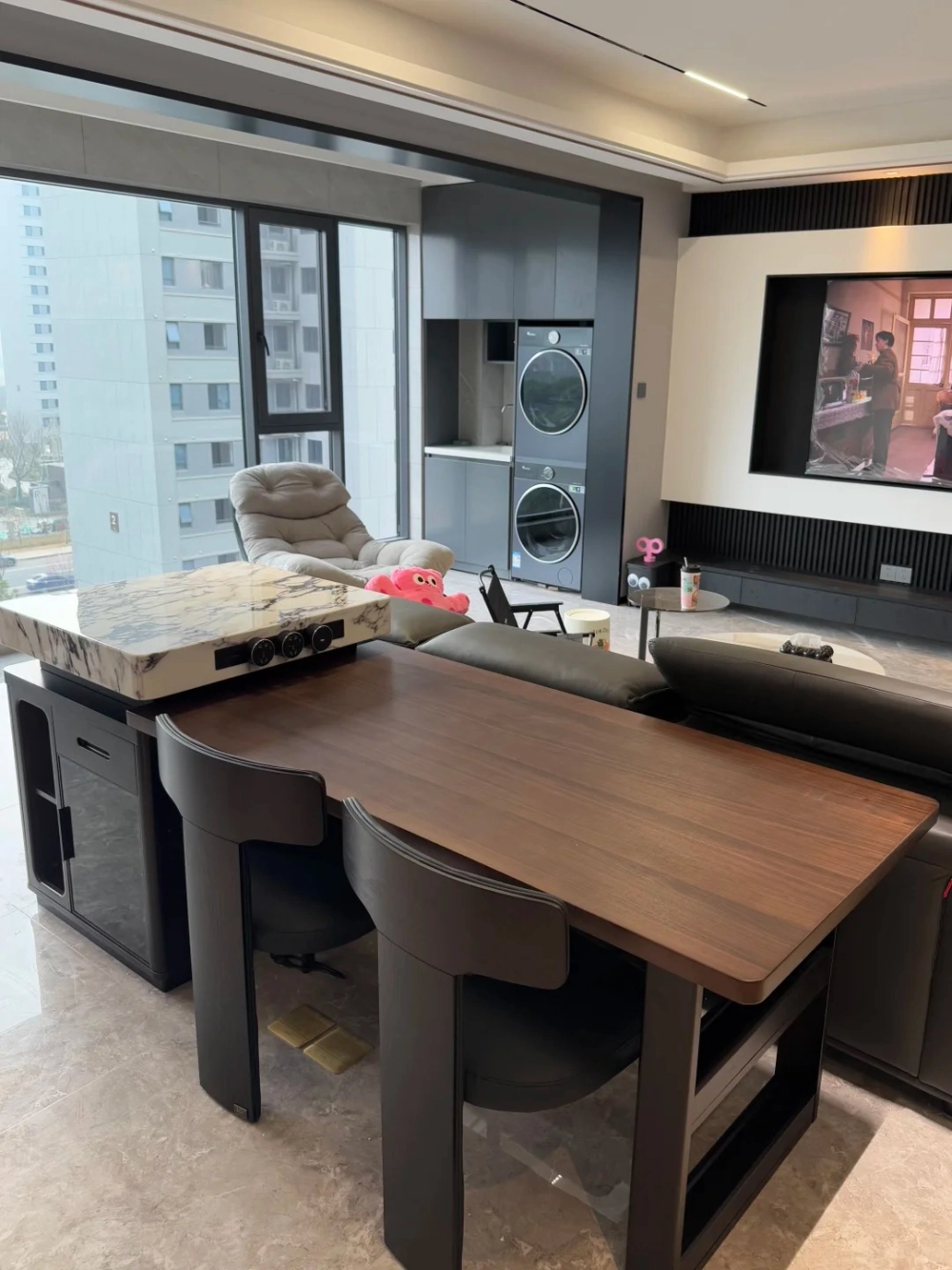 Đảo bếp gỗ sồi màu sáng cho không gian nội thất bếp trẻ trung