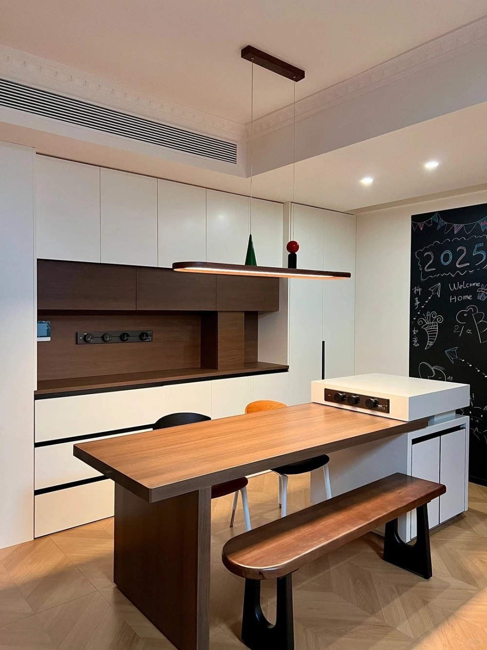 Thiết kế bàn đảo bếp gỗ tự nhiên kết hợp quầy bar sang trọng