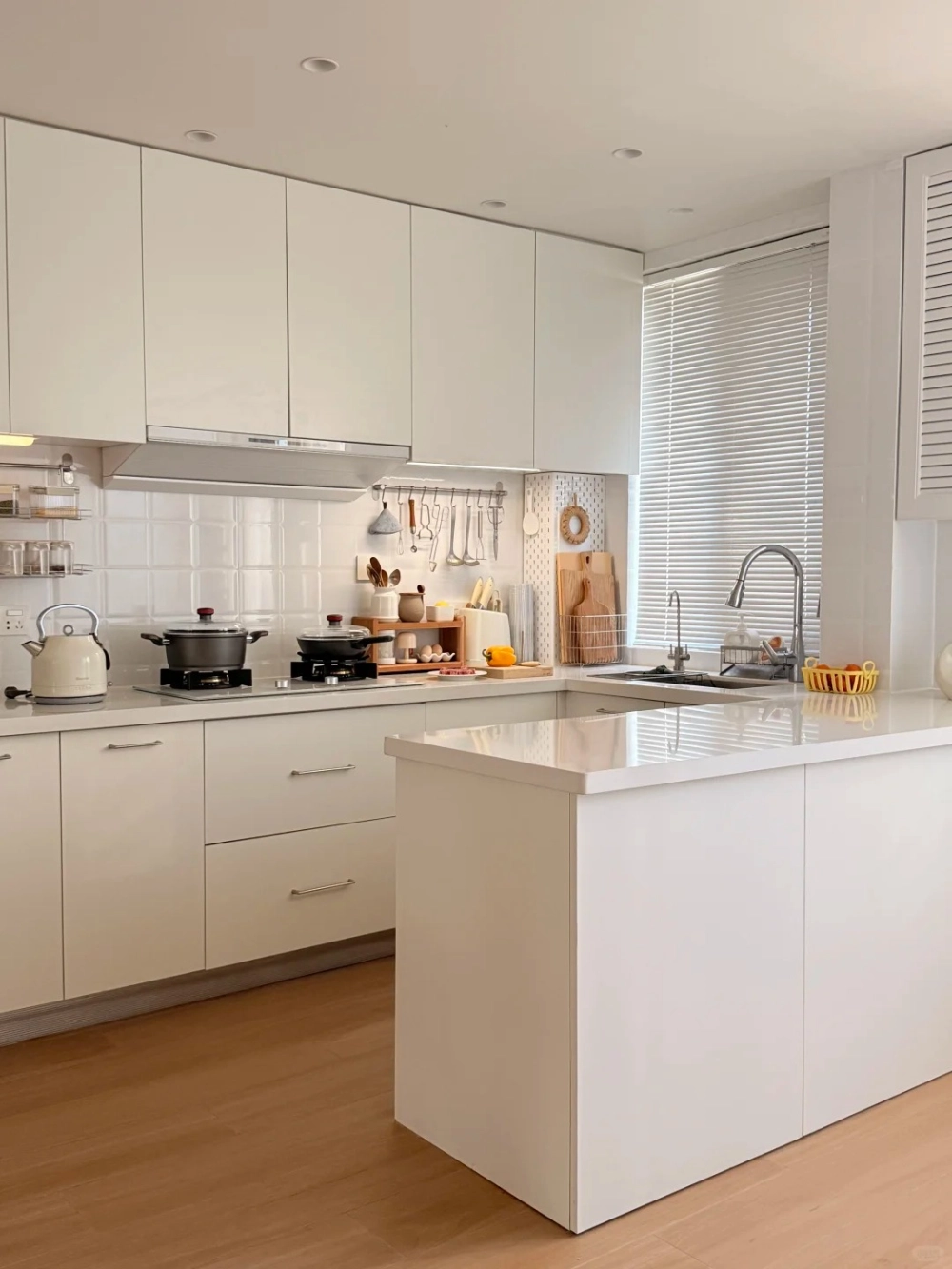 Bàn đảo bếp mặt đá phong cách tân cổ điển quý phái