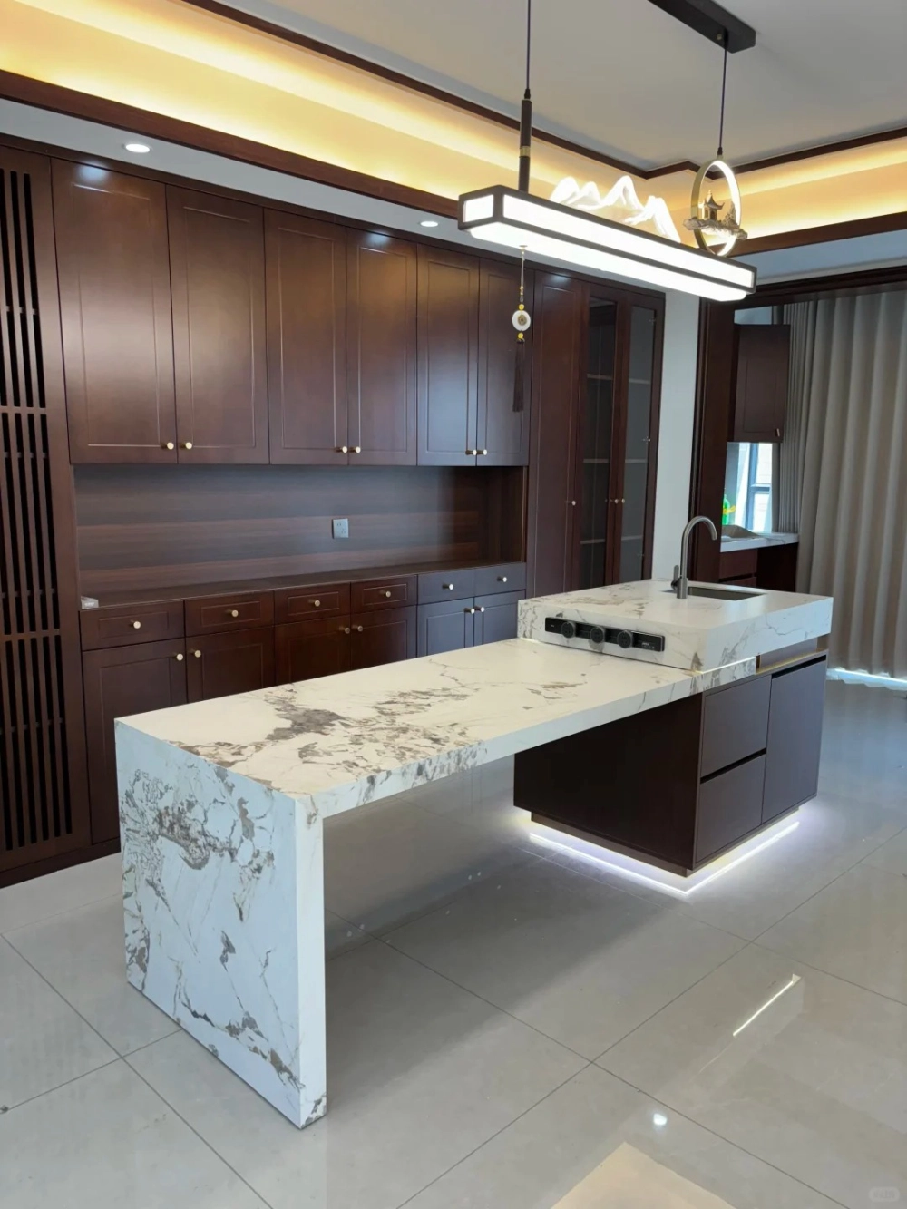 Mẫu bàn đảo bếp mặt đá trắng vân mây sang trọng trong không gian hiện đại