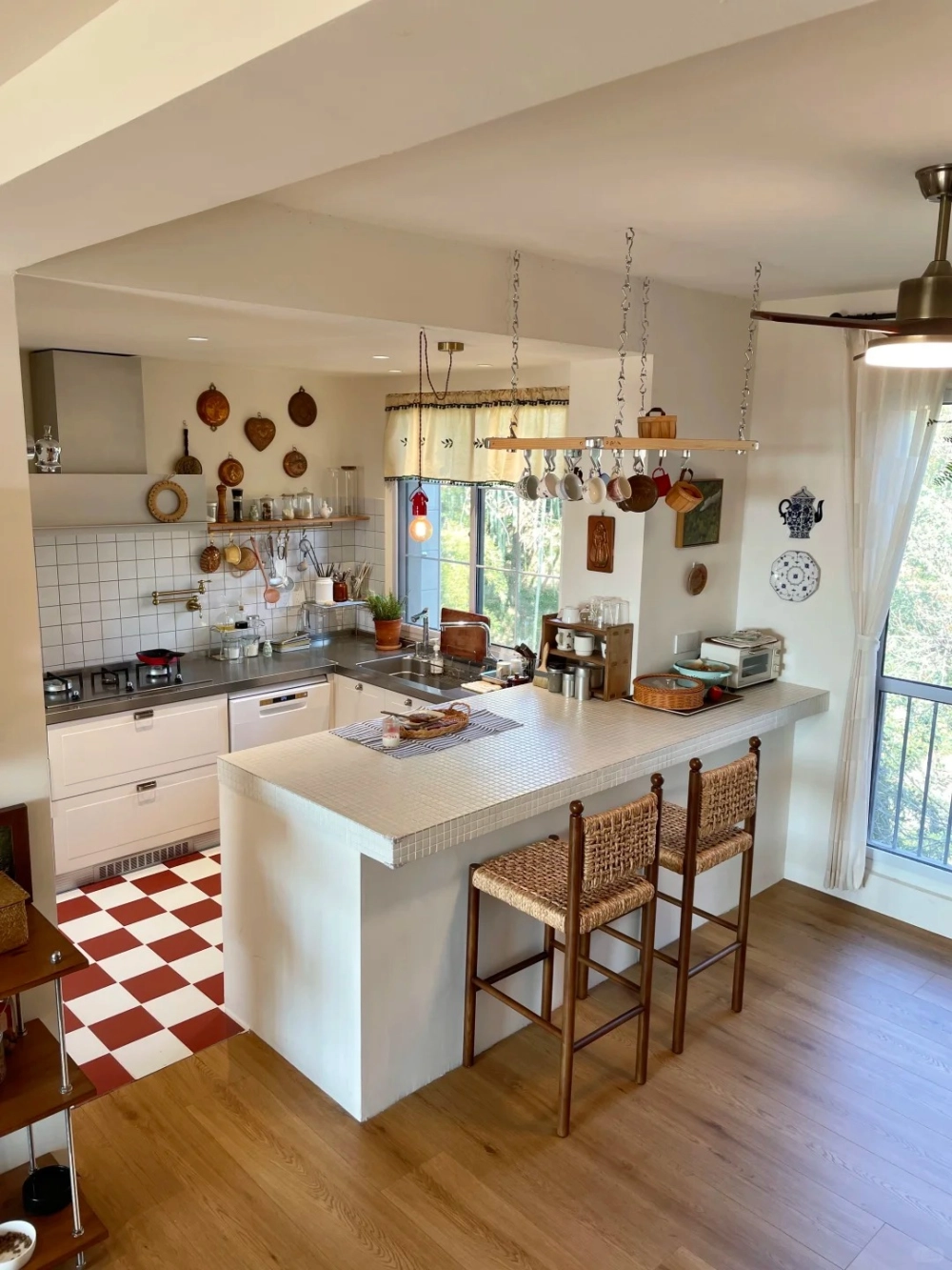 Kiểu dáng bàn đảo bếp mặt đá tròn độc đáo tinh tế