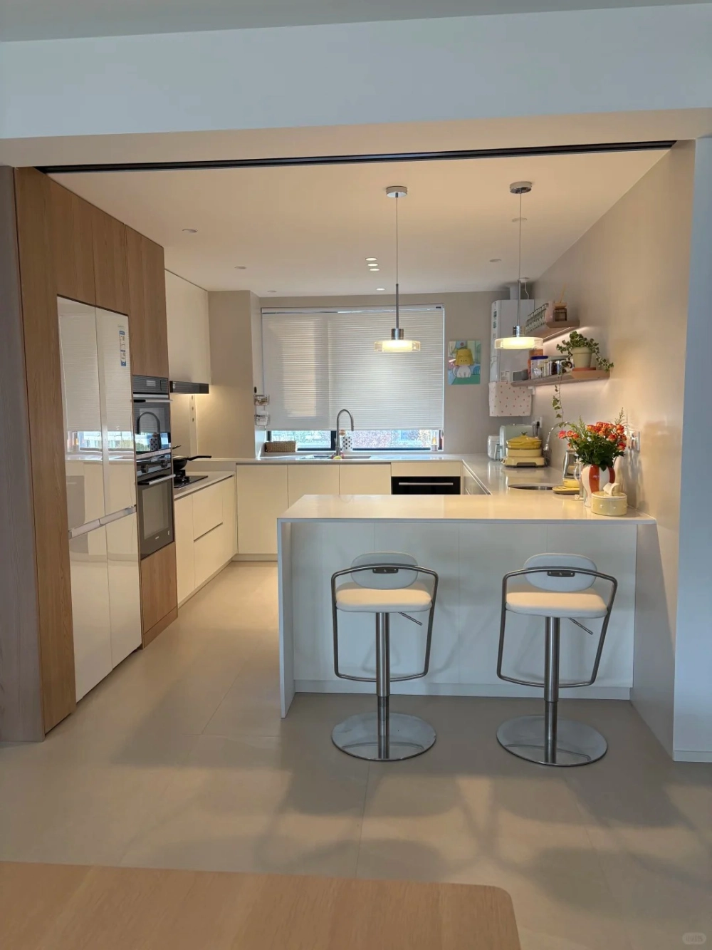 Sử dụng bàn đảo bếp mặt đá làm quầy bar sang chảnh